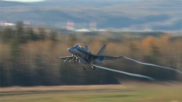 Un CF-18 décolle de la base de Bagotville en direction du Koweït.