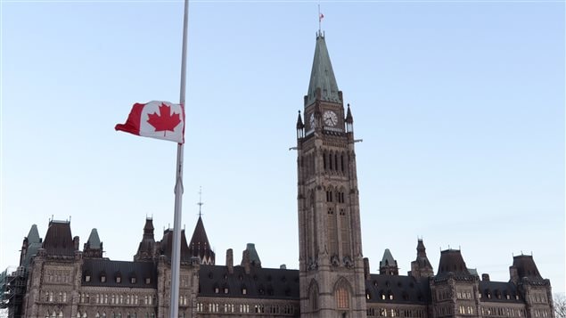 Bandera a media asta en el Parlamento de Ottawa