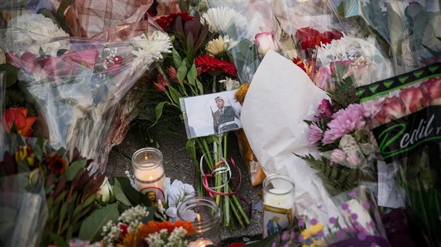 La gente de Ottawa ha puesto flores en el lugar donde Nathan Cirillo perdió la vida. 