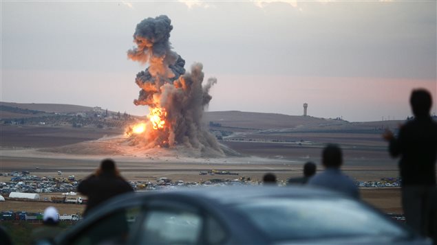 Une explosion d'une bombe larguée par l'aviation américiane sur une position de l'EI, à Kobané.  
