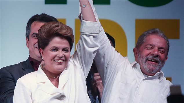 La reelegida presidenta Dilma Rousseff celebra su victoria con el ex-presidente Luiz Inacio Lula da Silva.