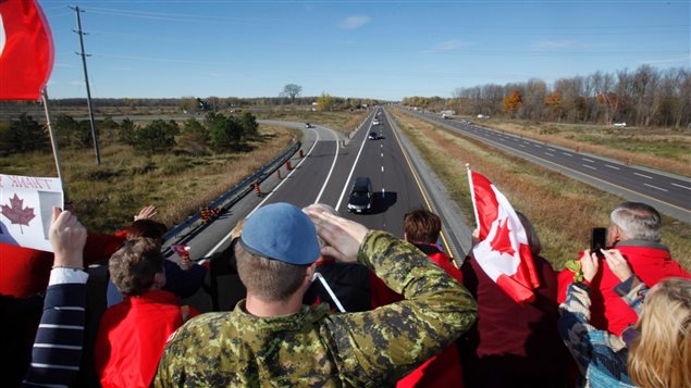 آلاف الكنديين اصطفوا على طول الطريق بين اوتاوا وهاميلتون لتحيّة موكب الجندي ناثان سيريلو أثناء نقله إلى مسقط رأسه حيث ووري الثرى