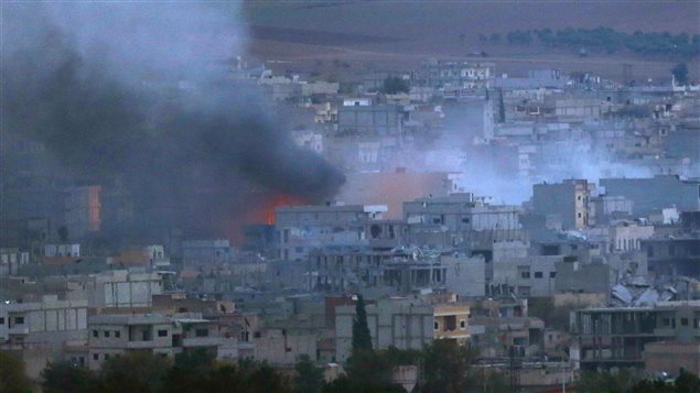 دخان الحرائق يتصاعد اليوم من عين العرب (كوباني) خلال معارك ضارية بين المقاتلين الأكراد المدافعين عن المدينة والمهاجمين من مقاتلي تنظيم "الدولة الإسلامية"