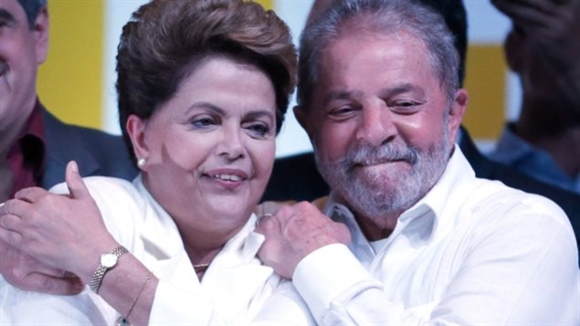 Dilma Roussef festeja su triunfo con el ex presidente Luiz Inacio Lula da Silva.