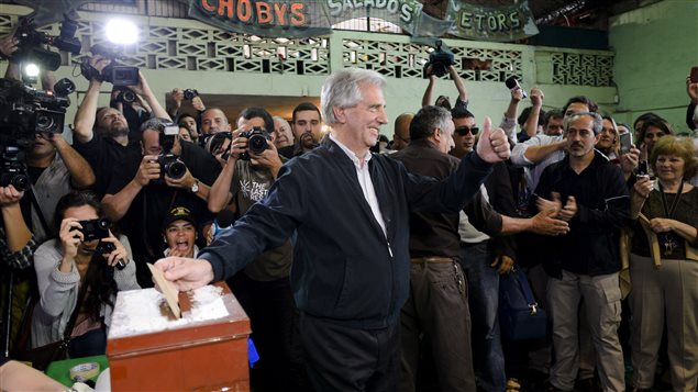 El ganador de la primera vuelta presidencial en Uruguay, Tabaré Vásquez, al momento de depositar su voto en las urnes este domingo 26 de octubre del 2014. 