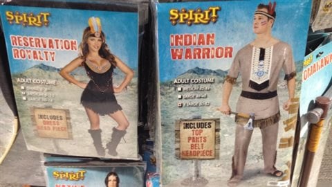 Des costumes portant les noms de «Reine de la réserve», «Guerrier indien» ou «Esprit originel».