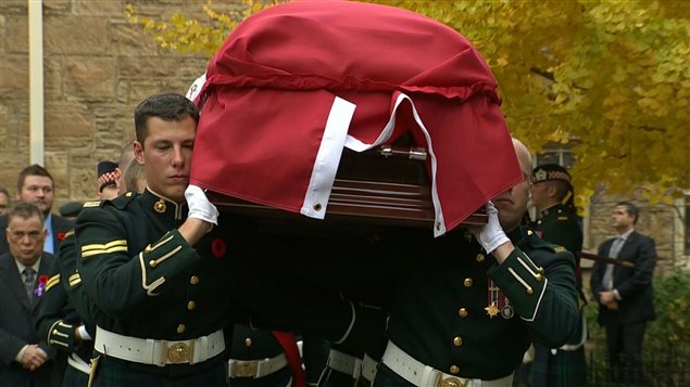 141028_qs3u8_nathan-cirillo-cercueil_sn6