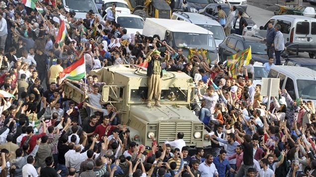 Los kurdos iraquíes fueron escoltados por las autoridades turcas desde la frontera con Irak hasta la zona fronteriza con Siria.