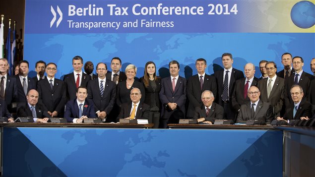 Los ministros de Finanzas y los representantes de 52 países y territorios posan para una foto luego de la firma de acuerdo multilateral para la transparencia fiscal. 