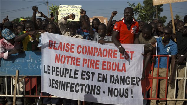 En esta pancarta, los manifestantes de Burkina Faso comparan al presidente Compaoré con el virus del Ébola.