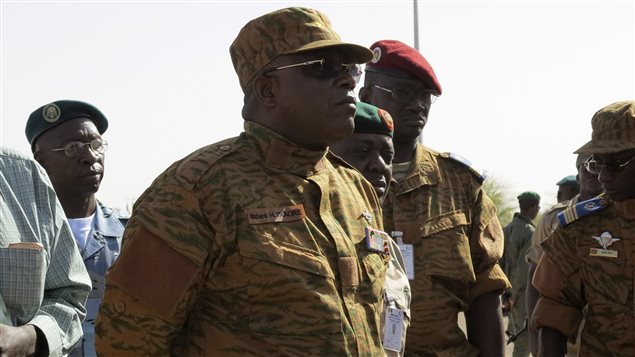 Le chef d'état-major de l'armée du Burkina Faso, le général Honoré Traoré, a annoncé vendredi qu'il assumait désormais les fonctions de chef de l'Etat après la démission du président Blaise Compaoré. 