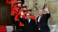 MM. Hollande et Harper à l'entrée du parlement à Ottawa MM. Hollande et Harper à l'entrée du parlement à Ottawa