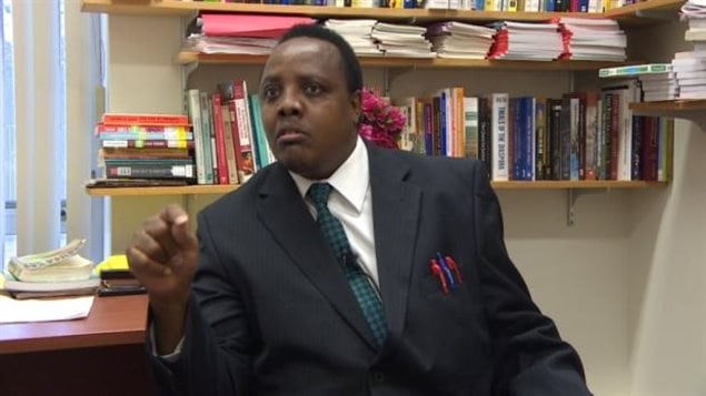 Le professeur adjoint à l'Université de Regina Joseph Mburu 