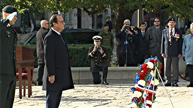 االرئيس الفرنسي فرانسوا هولاند في وقفة إجلال عند نصب الجندي المجهول اليوم في أوتاوا