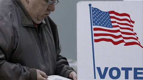 Un électeur de Springfield, dans l’État de l’Illinois, vote dans le cadre des élections de mi-mandat américaines.
