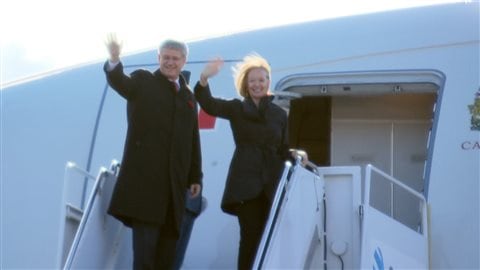 Le premier ministre Stephen Harper et son épouse, s'apprêtant à s'envoler pour la Chine.