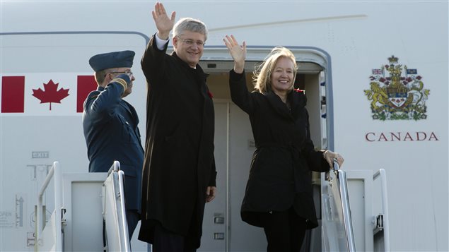 Le premier ministre Stephen Harper et son épouse, s'apprêtant à s'envoler pour la Chine.