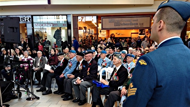 Cérémonie en l’honneur des anciens combattants au centre commercial Billings Bridge à Ottawa. (06-11-14)