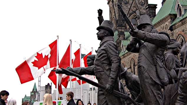 Un nouveau monument commémorant la Guerre de 1812 a été inauguré sur la colline du Parlement, à Ottawa. (06-11-2014)