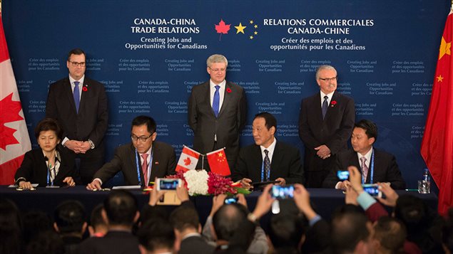Le Premier ministre Stephen Harper, accompagné de James Moore, ministre de l’Industrie, et de Gerry Ritz, ministre de l’Agriculture et de l’Agroalimentaire, assiste à la signature de plusieurs accords lors d’une cérémonie de signature d’accords commerciaux pendant sa visite officielle en Chine.