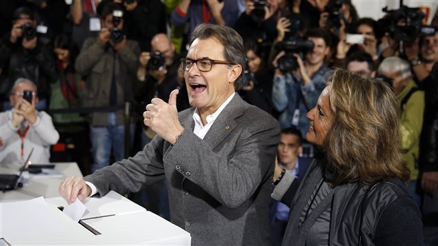 Le président de la Catalogne, Artur Mas, participe au vote symbolique sur l'indépendance, dimanche, à Barcelone. 