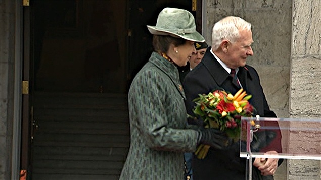 La princesa Ana recibida por el Gobernador general de Canadá.