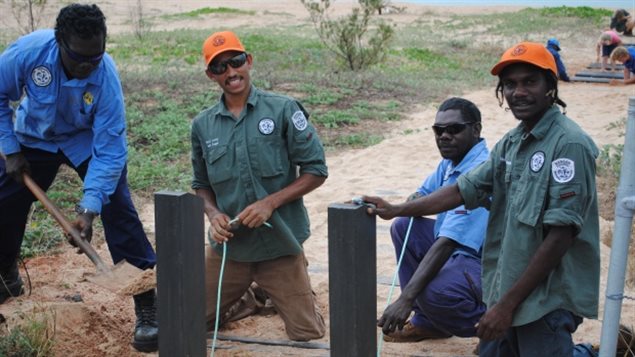 Daryl Lacey, au centre, est garde-parc au Dhimurru Indigenous Protected Area dans les Territoires du Nord en Australie. Tous les rangers de la photo sont membre de la nation aborigène australienne Yolngu.