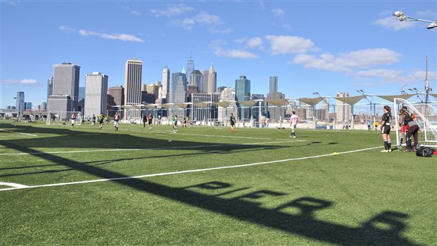Un terrain de soccer a été aménagé sous le Brooklyn Bridge Park à New York Un terrain de soccer a été aménagé sous le Brooklyn Bridge Park à New York