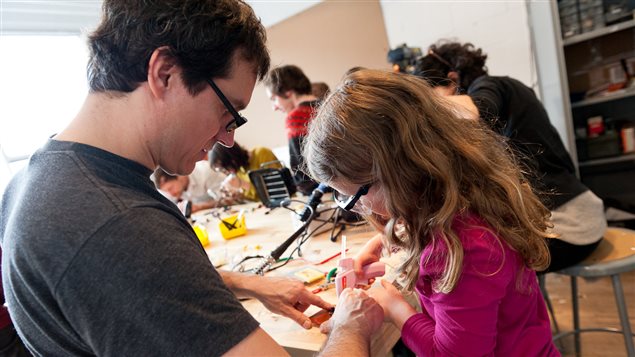 Trabajo con los niños en el Laboratorio de Eastern Bloc