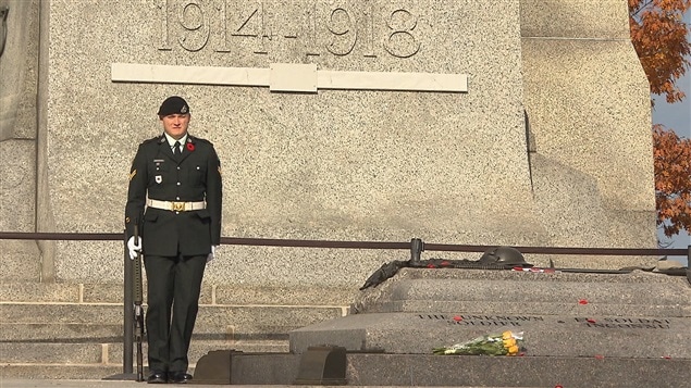 جندي كندي امام نصب الحرب التذكاري في العاصمة اوتاوا