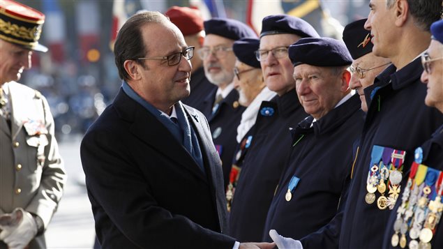 Le président français François Hollande salue des anciens combattants lors de son voyage au Canada au début novembre.