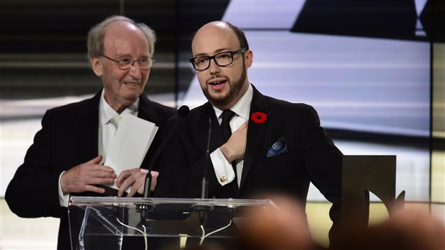 Sean Michaels (à dr.) lors de la remise du prix Giller, lundi soir à Toronto, en compagnie du fondateur du prix, Jack Rabinovitch.