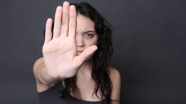 سيّدة ترفع يدها للتعبير عن رفض التحرّش الجنسي