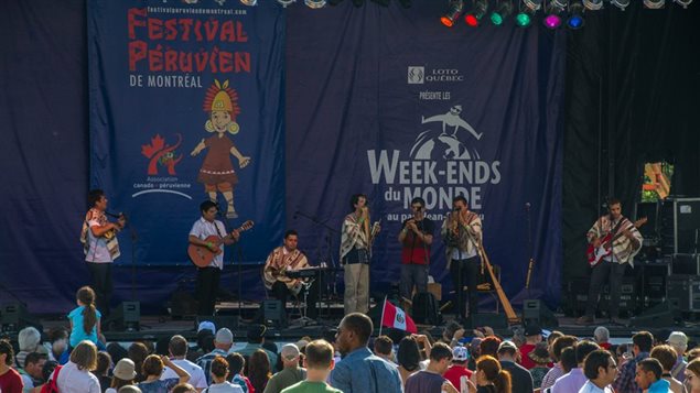 Mestizo, grupo de música andina de Montreal. De izquierda à derecha : Francisco Ruiz, Jose Ruiz, Luis Venegas, Emanuel Ruiz, Hyrum Riofano, David Ruiz.  Invitado especial : Rémi Audet.