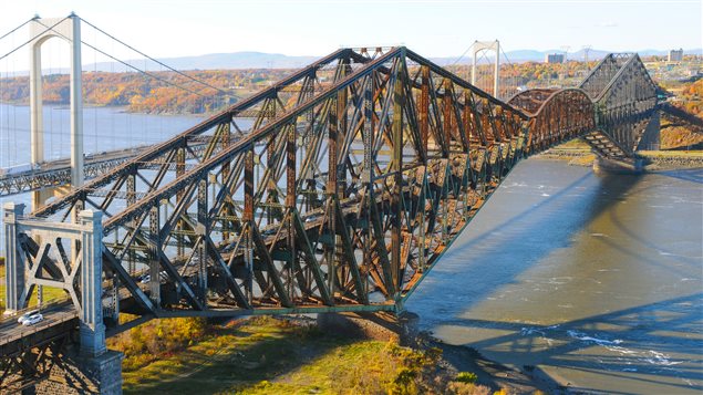 Le pont de Québec construit en 1917 est passé à l’histoire pour s’être écroulé à deux reprises lors de sa construction.