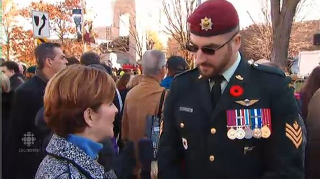 Frank Gervais entrevistado por CBC durante las ceremonias del Día del recuerdo en Ottawa.