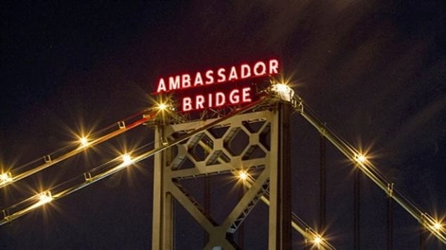 Le pont Ambassador enjambe la rivière Détroit entre Windsor en Ontario et Détroit au Michigan