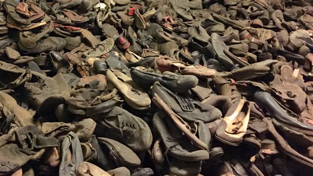 Des souliers de prisonniers exposés au camp de concentration d'Auschwitz Des souliers de prisonniers exposés au camp de concentration d'Auschwitz