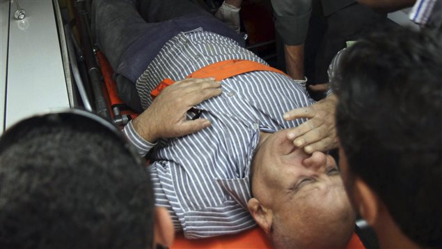 أحد المصابين في انفجار محطة مترو حلمية الزيتون في القاهرة اليوم داخل سيارة إسعاف