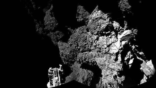 Cette première dans l'histoire spatiale pourrait mener à des expériences pour mieux comprendre les débuts de notre système solaire. On pense que les comètes, qui sont des blocs de glace et de roches, auraient apporté l'eau sur la Terre. Ce montage photo montre l'engin atterrisseur Philae de la sonde Rosetta à la surface de la comète 67P / Churyumov-Gerasimenko.  (Agence spatiale européenne / Associated Press)