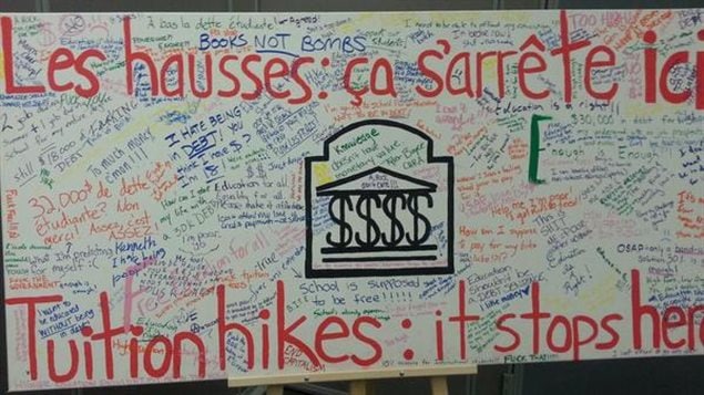 Une des affiches dénonçant la hausse des frais de scolarité à l’Université d’Ottawa (17-11-14)