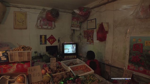 杂货店店员在观看芬芬的自拍影片。