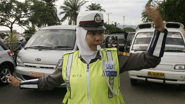 Mujer policía en Indonesia.