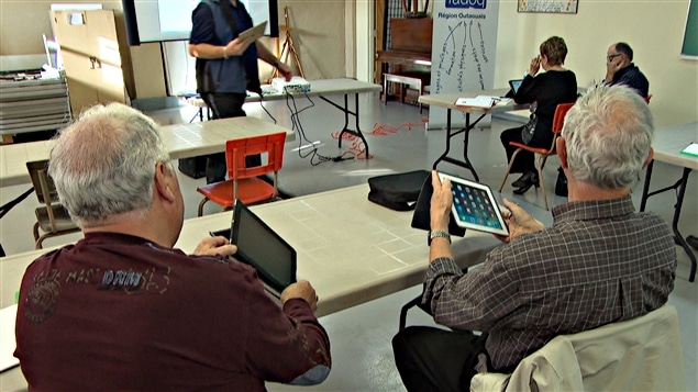 Des cours sont offerts à Gatineau pour familiariser les aînés aux nouvelles technologies.