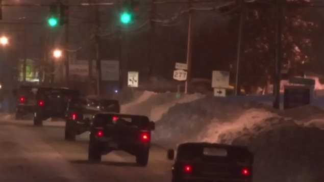 La Guardia nacional estadounidense sigue llegando a Buffalo para ayudar en la operación de levantamiento de nieve. 