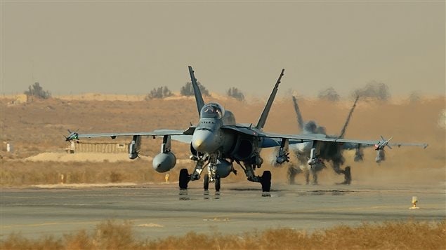 Un CF18 de l'armée canadienne dans une base koweïtienne