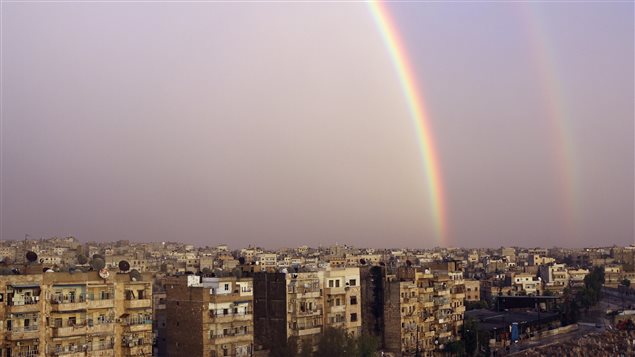 قوس قزح مزدوج اليوم في سماء حلب فوق أبنية شوهتها الحرب 