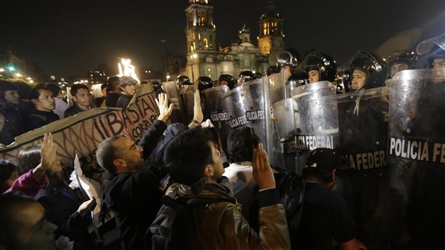 La grande manifestation réclamant justice pour les 43 étudiants mexicains disparus s'est terminée par des heurts entre manifestants et policiers.