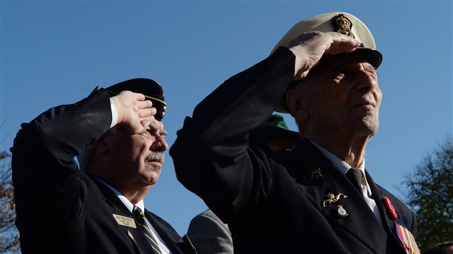 两位加拿大二战退伍老兵在今年的“纪念日”仪式上。