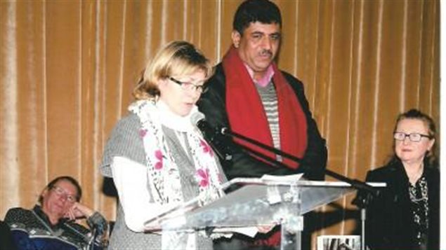 الشاعر الدكتور زياد مدوخ يتلقى إحدى الجوائز